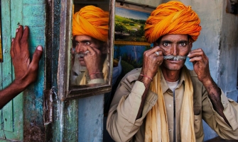 THE SPIRIT OF INDIA IS THE NEW STEVE MCCURRY&#8217;S PHOTOGRAPHY BOOK FEAT1 335x201